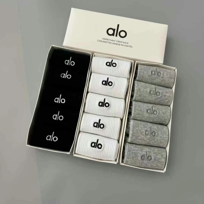 New Product Alo Boxed Mid-Calf Socks for Men and Women, Black and White Embroidered Casual Sports Socks, Sweat-Absorbent and Breathable Cotton Socks