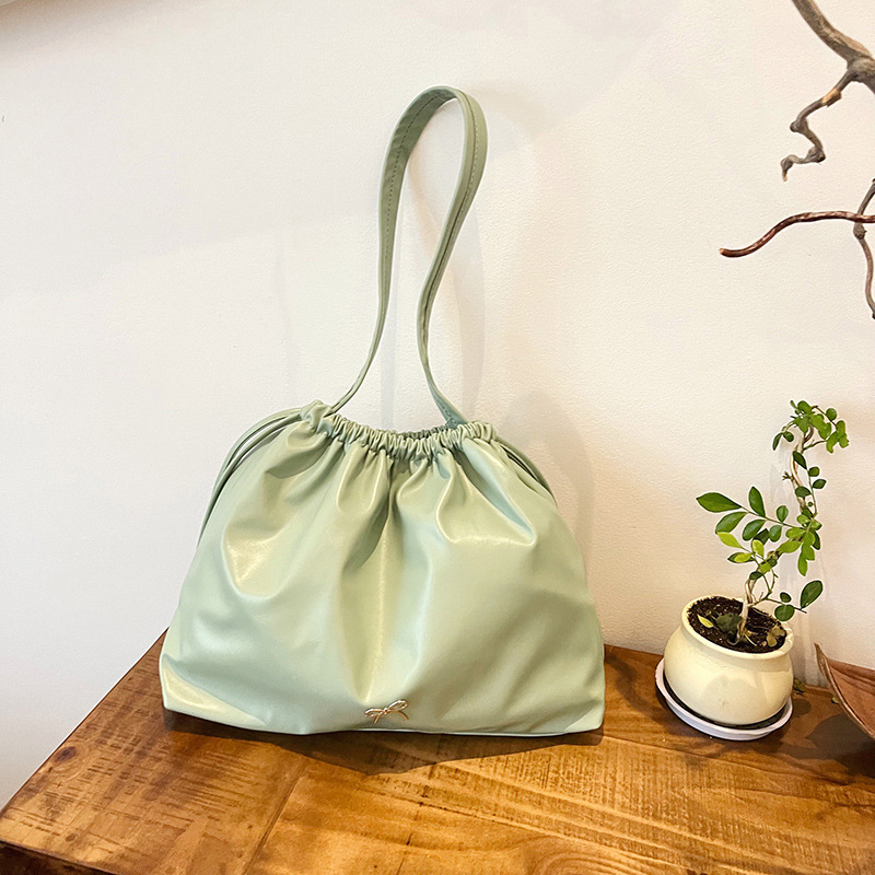 抽绳褶皱水桶包包女式2024潮新款大容量秋天休闲单肩百搭托特包