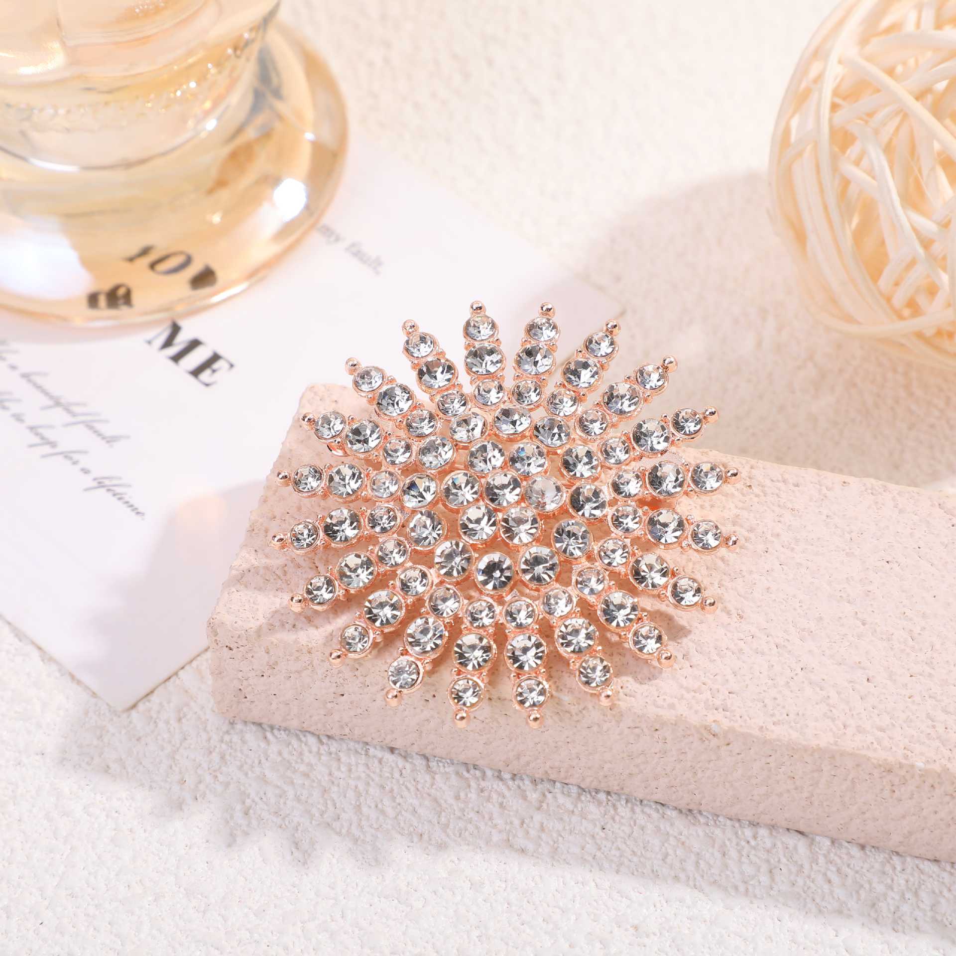 Spilla a fiore con perla e diamanti per giacca da donna_voghion.com