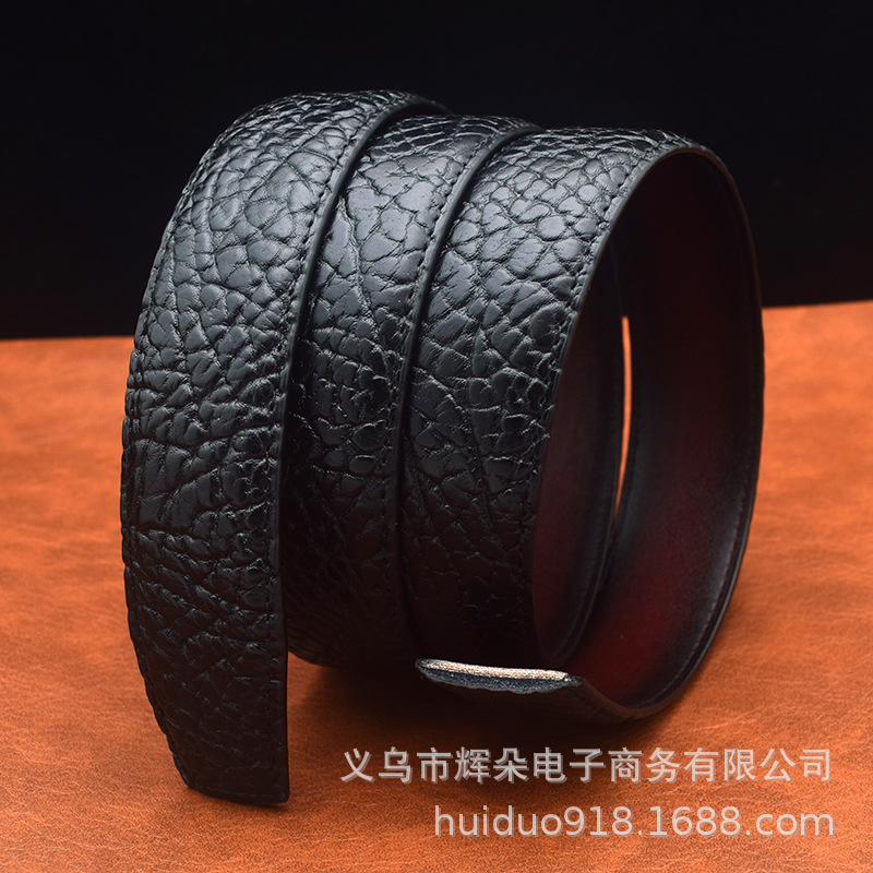 男性の高級本革ベルトはレトロなエンボス二階の牛革を持っています。