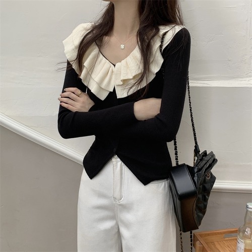 French-style ruffled V-neck New Year's red knitted cardigan for women—autumn/winter, slim-fit, high-end, elegant, and thick sweater coat