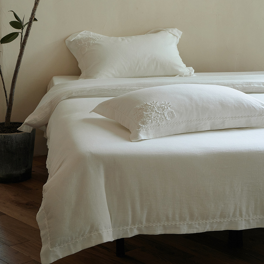 Alojamiento japonés de algodón blanco de cuatro piezas, algodón puro, algodón bordado ligero, lujo, cama de hilo importada de alta calidad