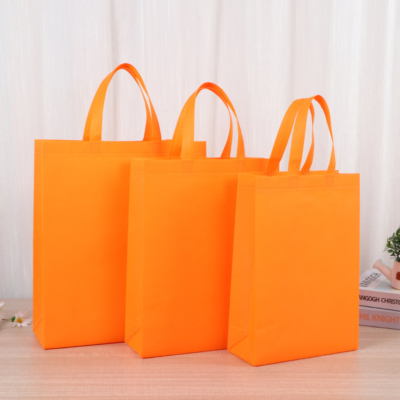Bolsa de mano no tejida de color vertical en stock para aumentar el embalaje de regalo en blanco imprimible logotipo bolsas no tejidas