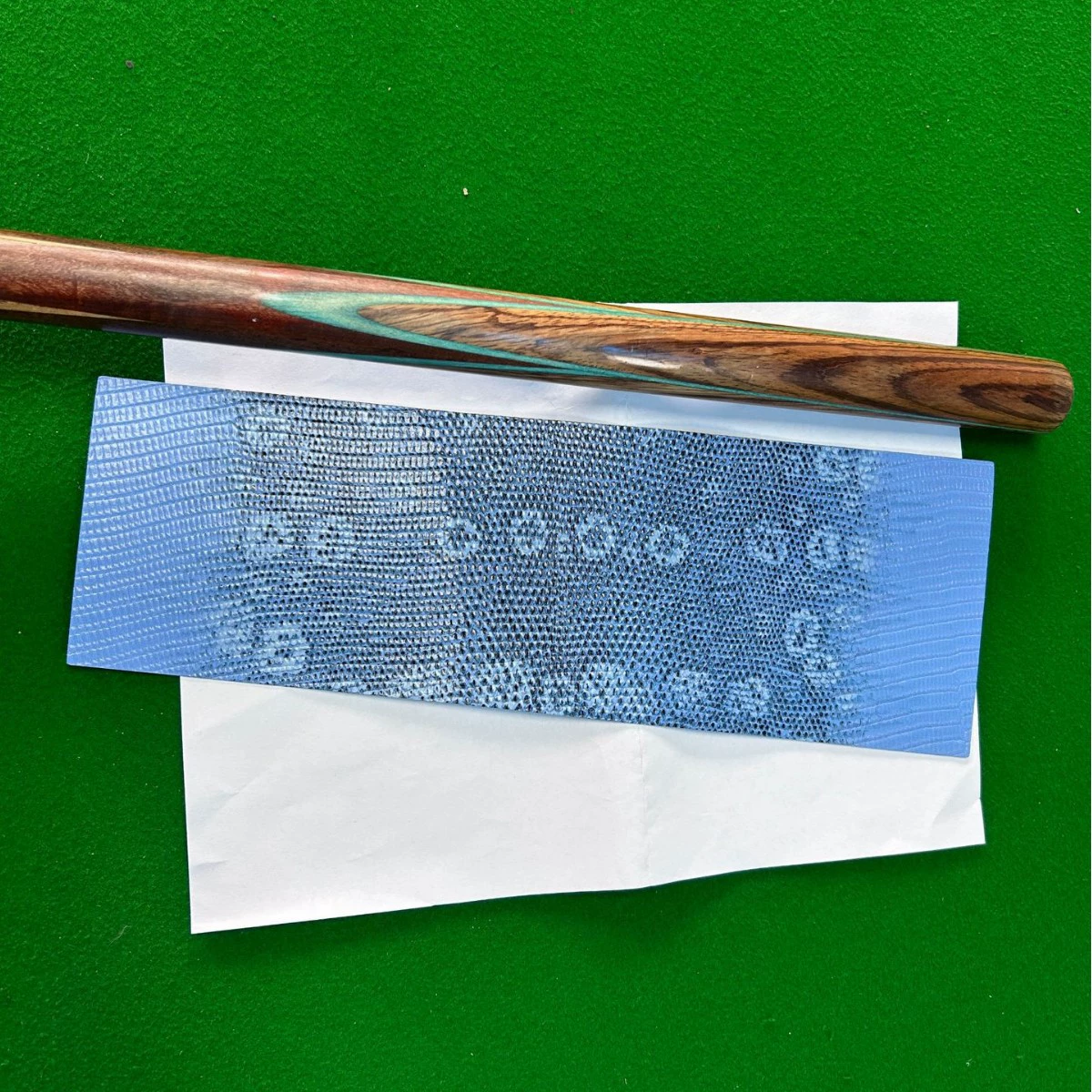 Можно заменить импортным светло-голубо-серым рисунком ящерицы из воловьей кожи, защитным чехлом для бильярдного кия, кожаным первым слоем из воловьей кожи.