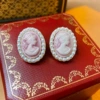 Серебристый штифт — серьги с жемчугом и изображением человека