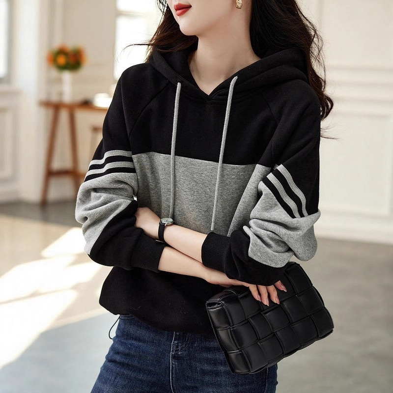 春秋の新型の黒い灰色のストライプは帽子の衛の女性の韓国版のinsの湿っている洋風のカジュアルな頭の上着をつなぎ合わせます。