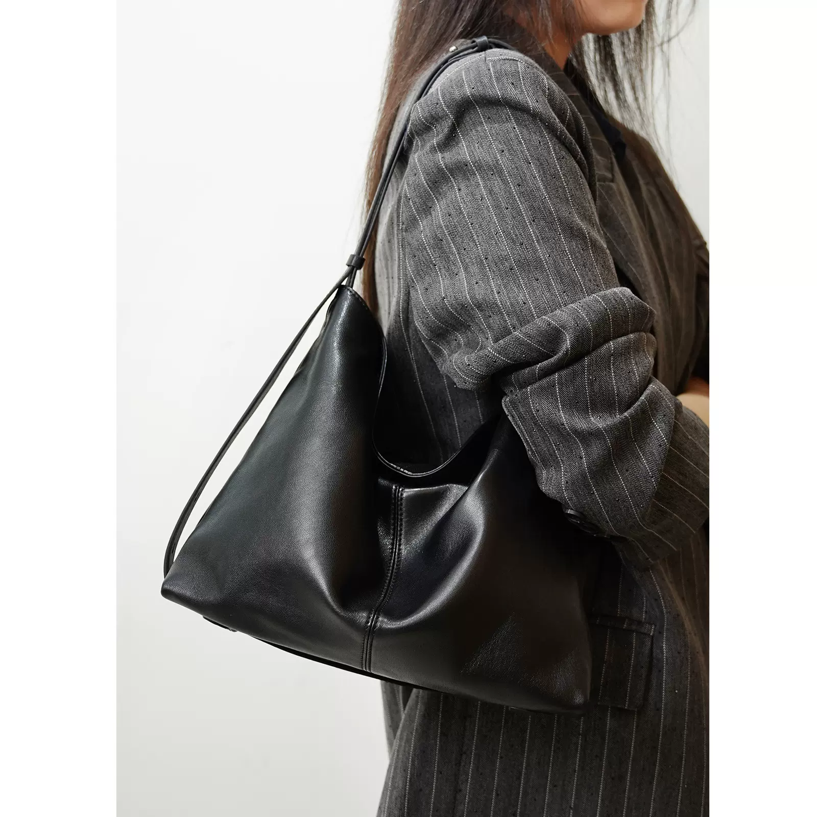 新款通勤羊皮包女小众慵懒风单肩斜挎包高级质感2025大容量托特包