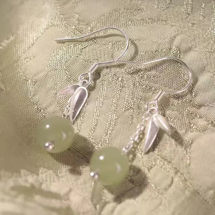 Hoja de jade anti-hotan gancho de orejas artísticas de estilo femenino largo temperamento retro hojas de jade diseño chino simple orejas
