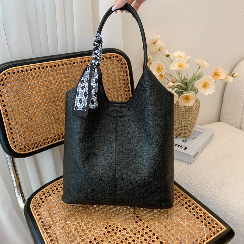 Bolsas de gran capacidad retro de aire extranjero para mujeres 2024 nueva moda bolsas de brazo de hombro universal bolsas de cubo de transporte