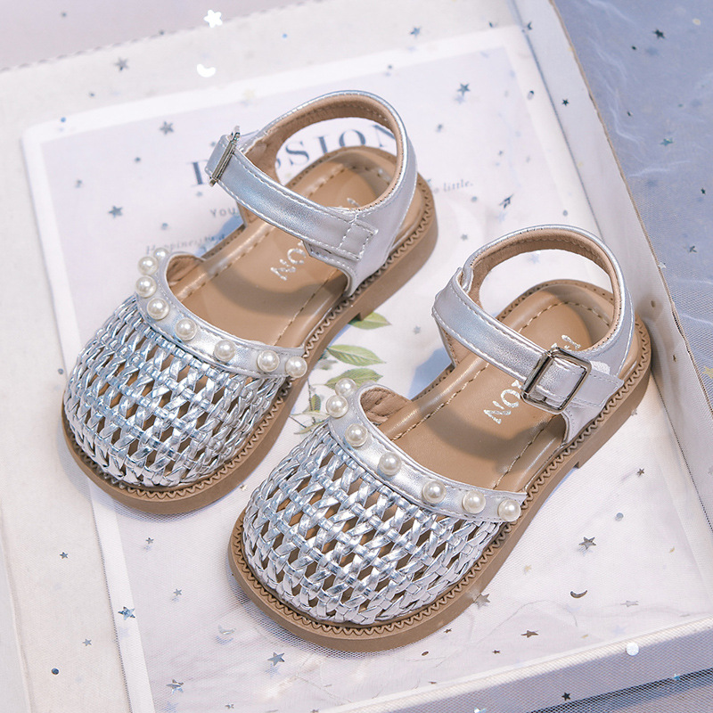 Niñas sandalias de moda versátiles 2026 verano nuevos niños huecos zapatos de princesa zapatillas de tejer para niños grandes