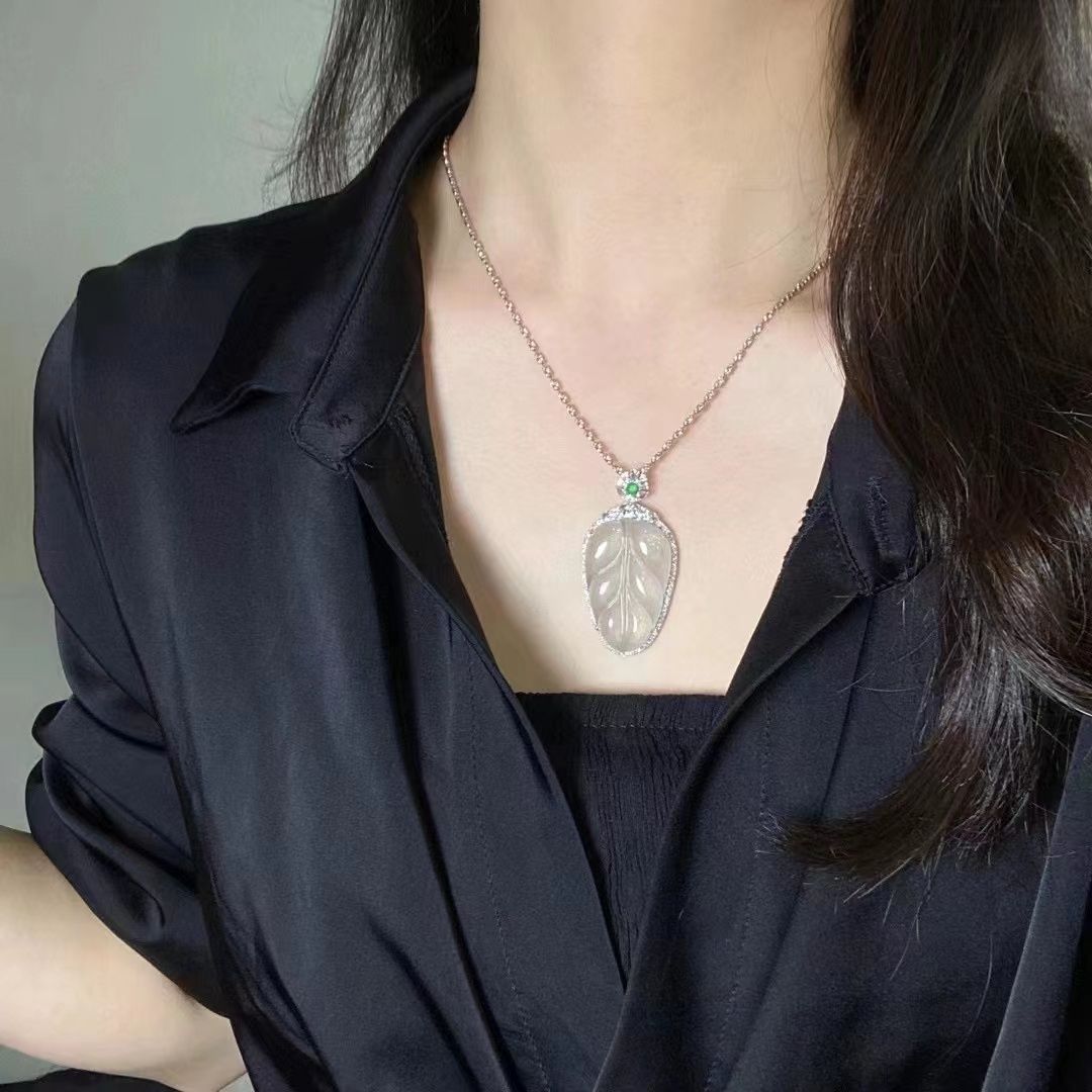 Mặt dây chuyền ngọc bích Miến Điện dạng lá, đá băng trắng cao cấp