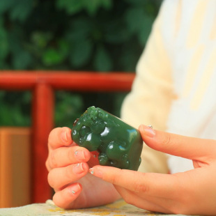 Jin Yu Tang Xinjiang Hetian jade "Elaeagnus angustifolia green, lucky brave dog" old pit Elaeagnus angustifolia jade is oily and delicate