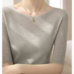 一字の襟の頭をかぶせて身を修めてやせている五分袖のtシャツのニットの婦人服の春の夏の新型の百合の薄い上着を現します。
