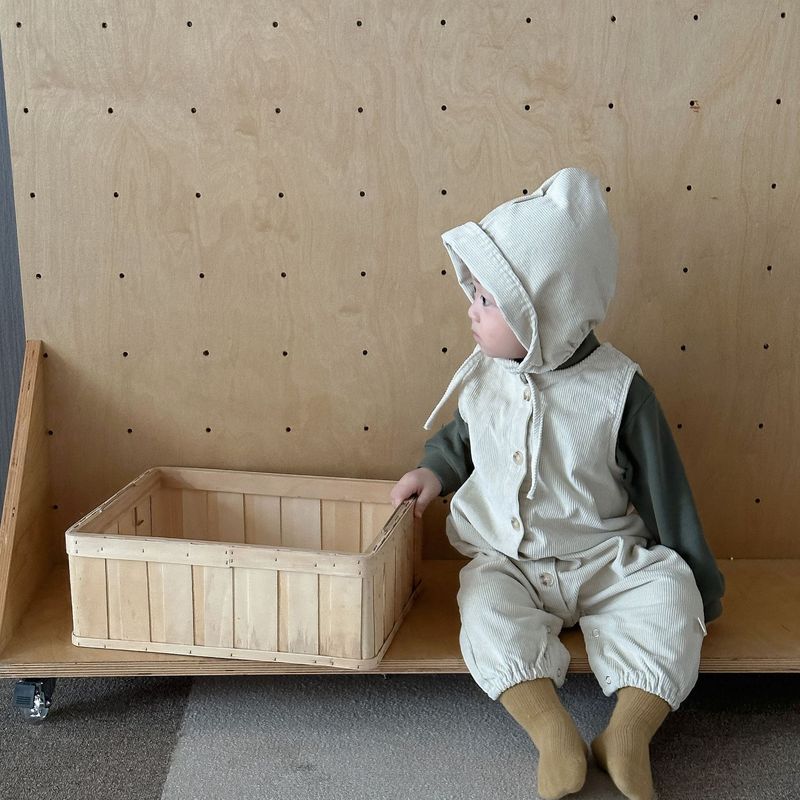 赤ちゃんの外は秋の服を着ています。子供服は子供服です。|undefined