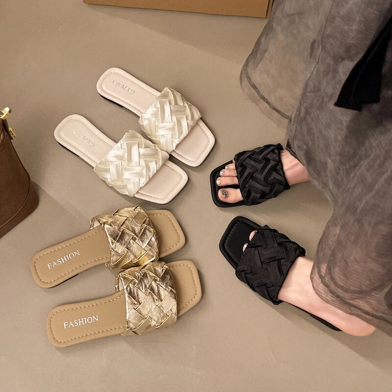 Versatile Dress Slippers for Women 2026 Summer New Style Woven Flat Sandals for Outdoor Wear Gold Slippers