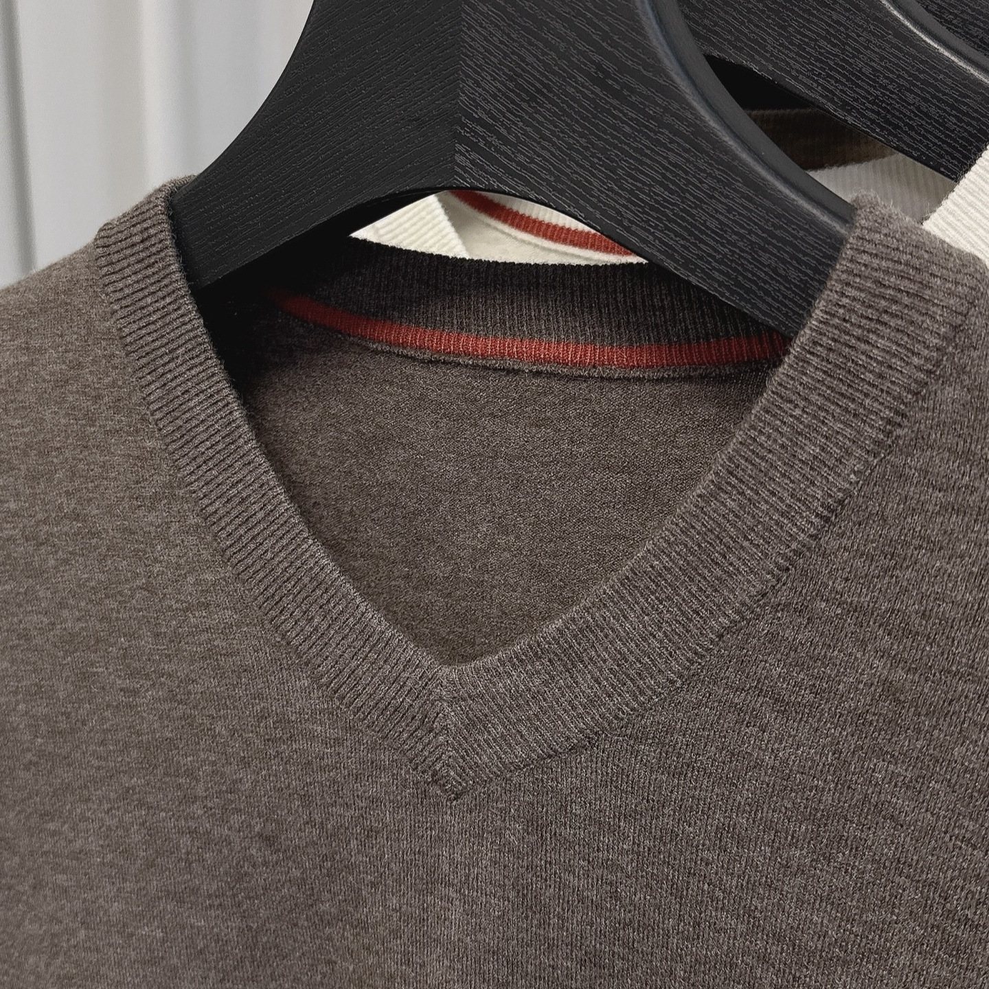 Hombres suéter de lana de cuello en V otoño y invierno nuevo color sólido pullover de punto suéter de fondo camisa casual estilo de moda de hombre