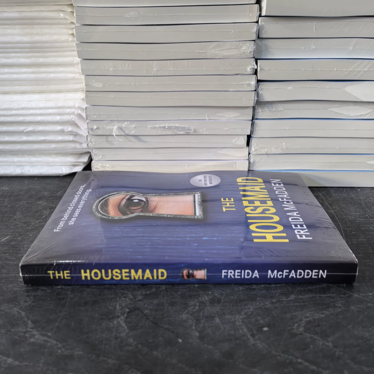 Книга Freida McFadden «The Housemaid», английский триллер и саспенс, мягкая обложка
