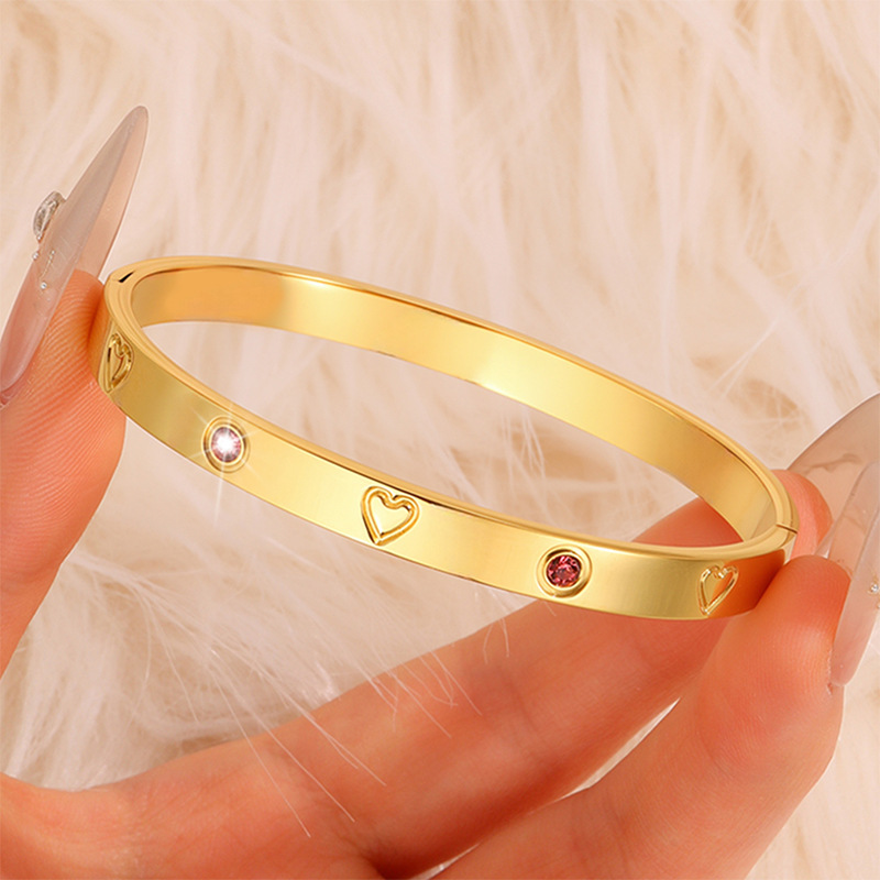 Pulsera clásica con forma de corazón y diamantes incrustados, resistente a la decoloración, para niñas, de alta gama, lujo ligero, a la moda, pulsera de acero de titanio, joyería superventas transfronteriza. image 11