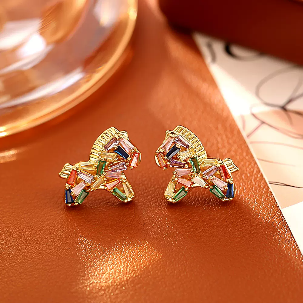 爆款生肖小马彩色水晶耳钉镀24K高级感时尚精致可爱网红风耳饰女