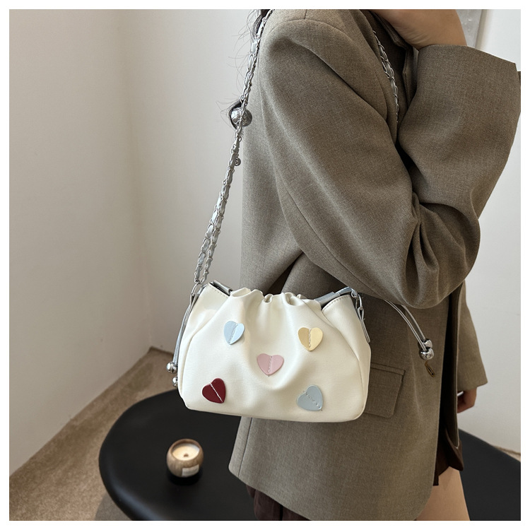 Drawstring bucket for women 2024 new Korean fashion shoulder bag, simple commuting contrasting color heart chain_voghion.com