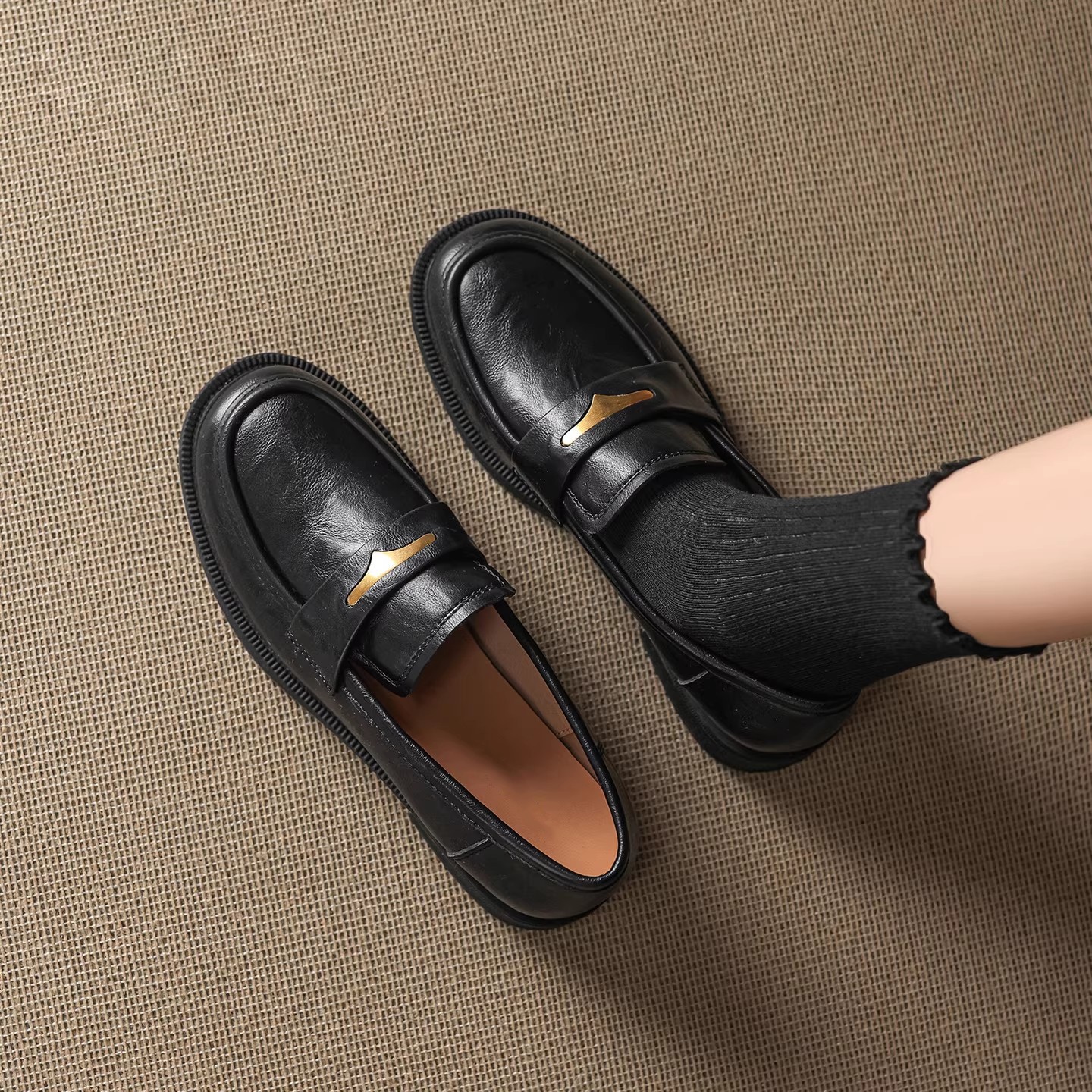 2026 nuevo estilo primavera y otoño inglés zapatos de cuero negro tacones gruesos y suaves.