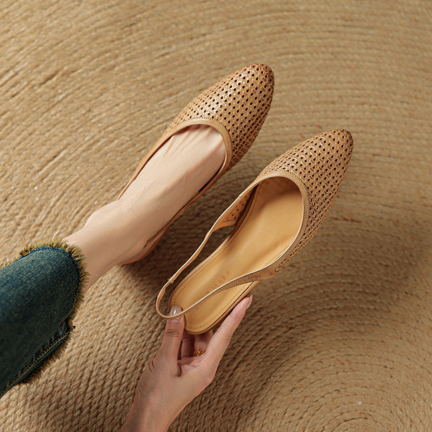 Sandal nữ da bò mũi kín quai sau đế bệt phong cách Hàn Quốc — đen