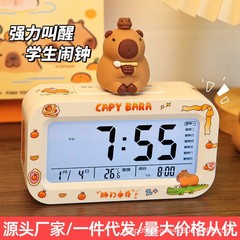 カピバラは目覚まし時計をセットしています。学生は夜光でベルを鳴らします。