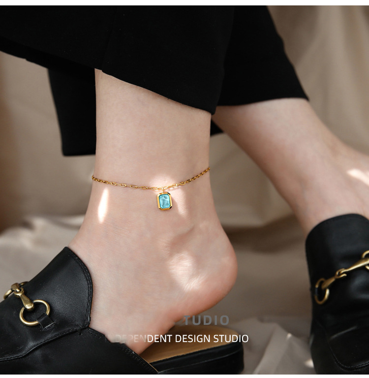 De alto grado blanco retro 18K chapado en oro cuadrado verde cristal tobillera nicho femenino diseño sentido luz lujo titanio acero no se desvanece