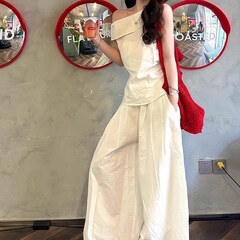 夏の新しいワンショルダーユニークで美しいピンチウエストドレス韓国スタイルのリラックスした白い斜め肩トップスーツ