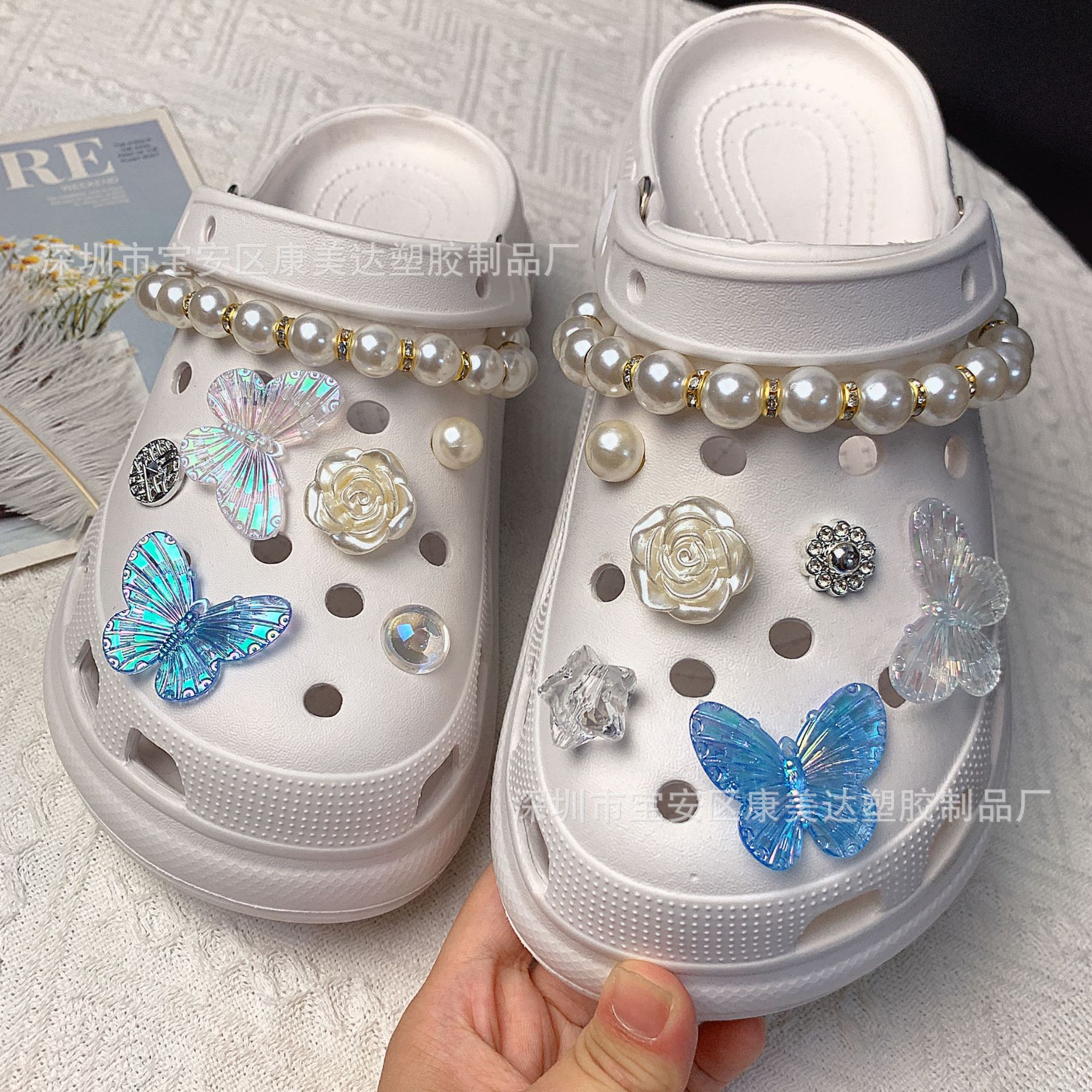 K133-blue 및 흰색 나비 로즈 세트 모조 다이아몬드 비드 체인 (신발 없음)