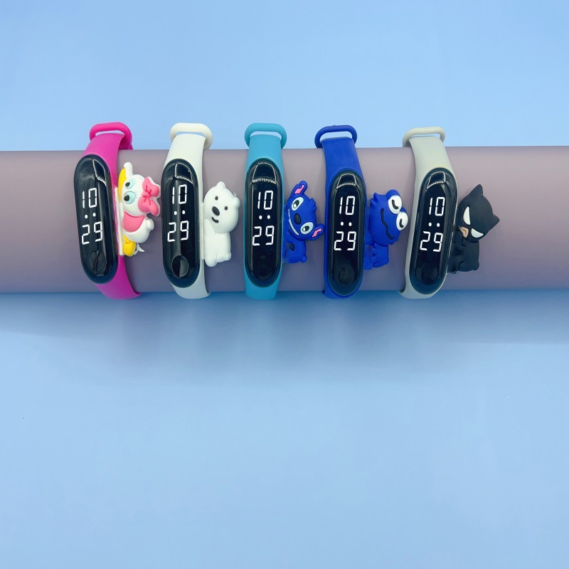 新款现货LED趴趴公仔儿童手表卡通学生LED手环运动防水电子大表盘