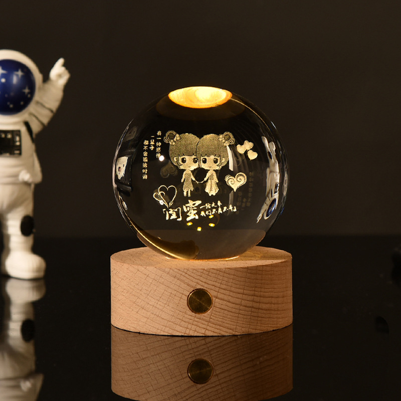 Lámpara decorativa con bola de cristal 3D | Luz nocturna LED con base de madera y grabado de galaxia o luna