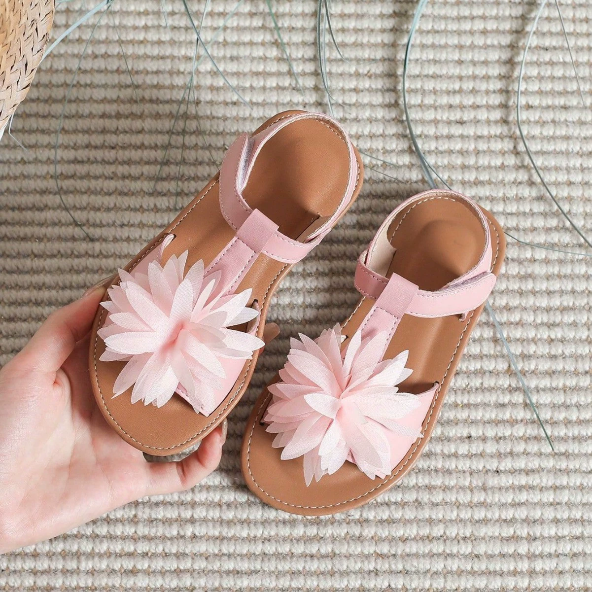 Трансграничный внешнеторговый школьный стиль моды девушки плоский, дышащий мягкий подошв сандалии