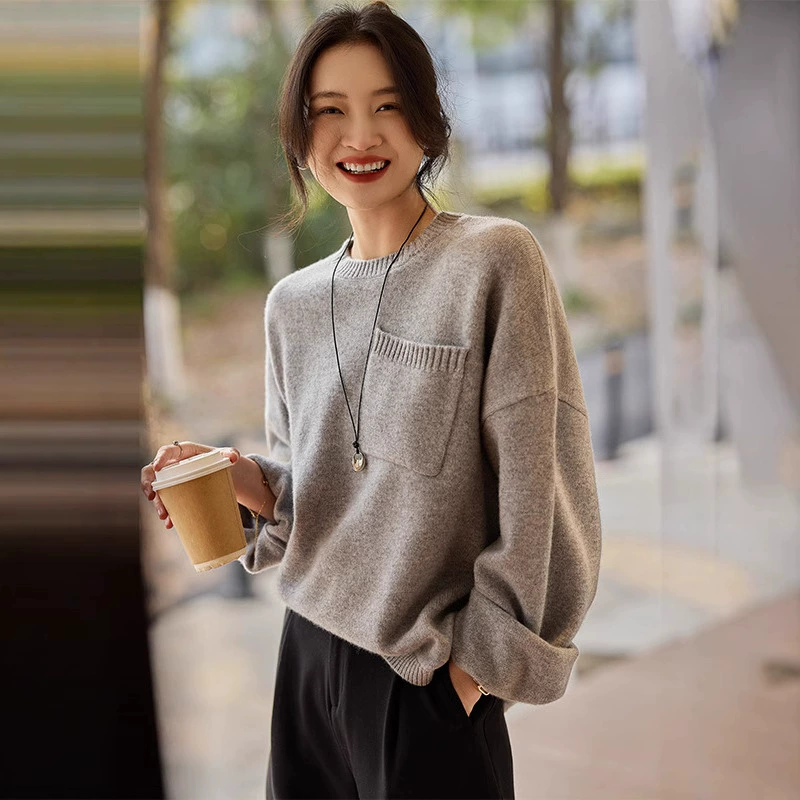 Двоюродный брат Лю Вэнь имеет тот же наклонный карман с двойными нитками, утолщенные 100% кашемир с круглым вырезом