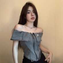一字肩高级感牛仔衬衫女设计感小众夏季纯欲性感辣妹短款抹胸上衣