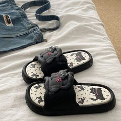 学生寮の趣味は家のサンダルを着ています。