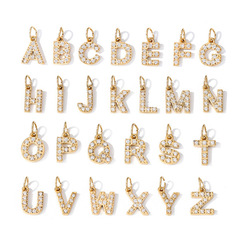 航航のアクセサリーはいっぱいにダイヤモンドのステンレスのアクセサリーのアルファベットの数字のペンダントを入れます。