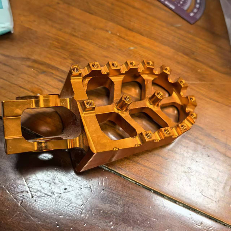 Aleación de aluminio pedales de bicicleta batería de automóvil clavos pedales de aluminio de forma especial piezas de aluminio de oxidación CNC mecanizado de aluminio