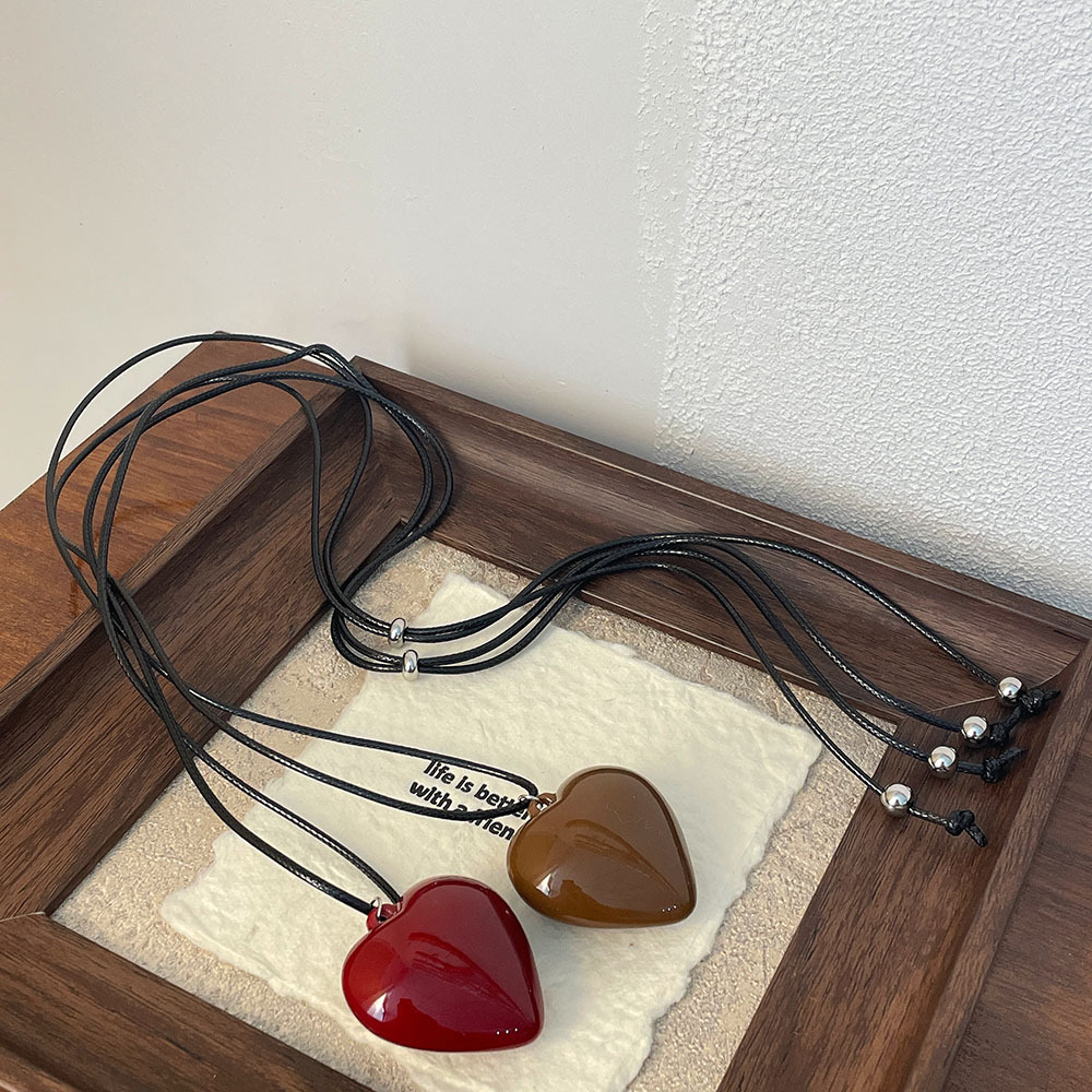 Daily Occasion Simple Style Heart Shape Resin Leather Rope Woven Chain Pendant Necklaces Wholesale
