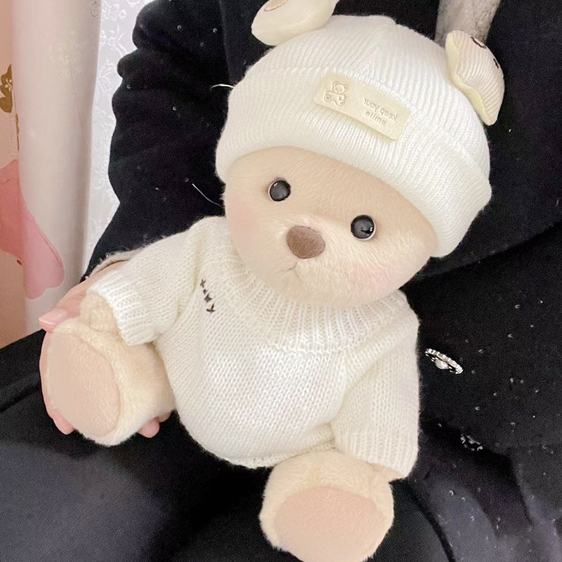스타 모자 + 화이트 스웨터
