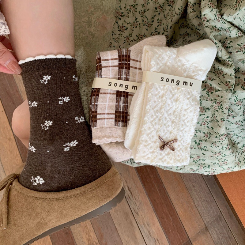 Brown Melard Socks for Women, Autumn and Winter Retro Plaid Floral Mid-Calf Socks, Combed Cotton Edge Bow Pile Socks