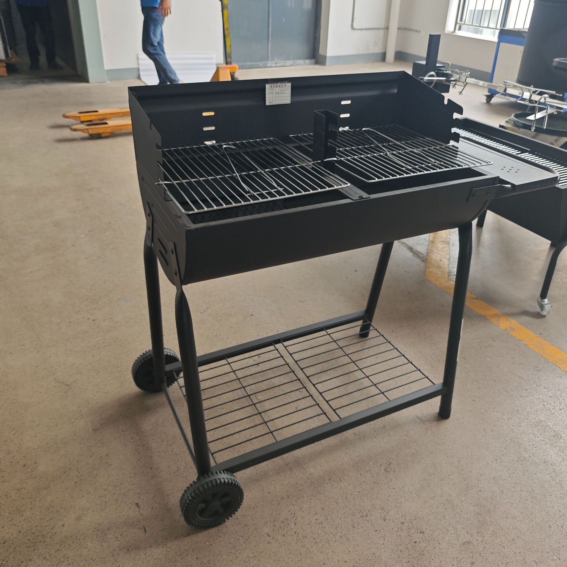 Fábrica directa de suministro de calor de estilo americano gran patio horno de parrilla fumigado multifuncional camping al aire libre parrilla de cena