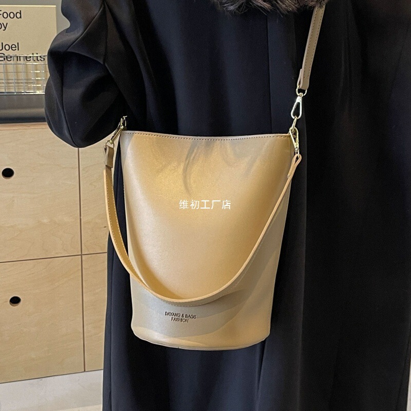 Trendy Retro Shoulder Bag New Fashion Korean and Japanese Versatile Large Capacity Crossbody Bucket Bag Black Off-White Trendy Retro Shoulder Bag New Fashion Korean and Japanese Versatile Large Capacity Crossbody Bucket Bag Black Off-White