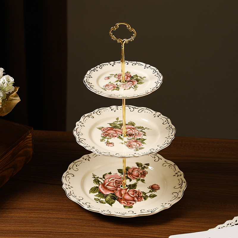 Relieve de la reina rosa europea de lujo ligero plato de pastel de cerámica de tres capas plato de frutas plato de dulces de bocadillos creativo