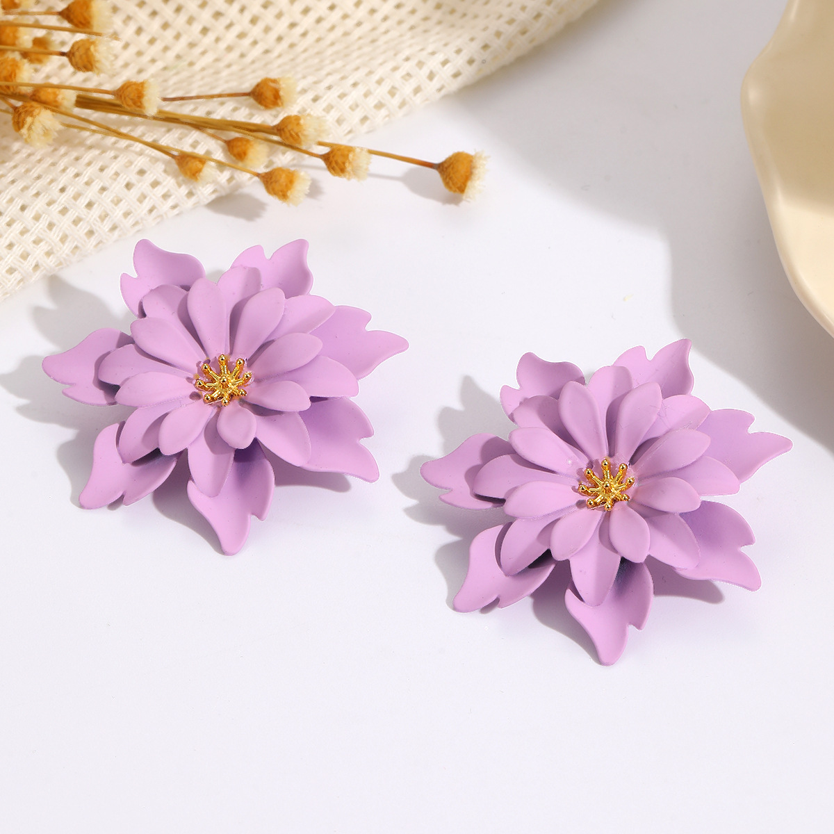 Pendientes de pintura en aerosol de color caramelo fresco de moda, temperamento, estilo de vacaciones de todo fósforo, pendientes de flores de tres capas, pendientes de estambre dorado