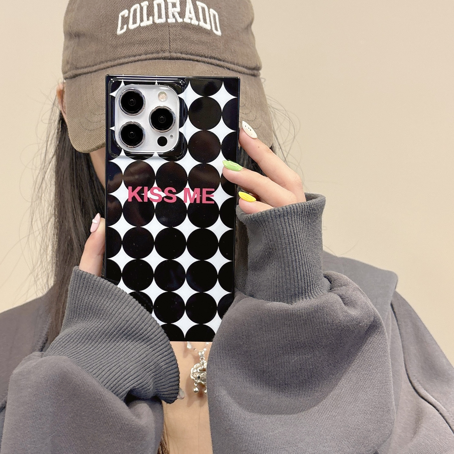 方形kiss me白底满屏黑波点iPhone16苹果15适用14pro max手机壳13