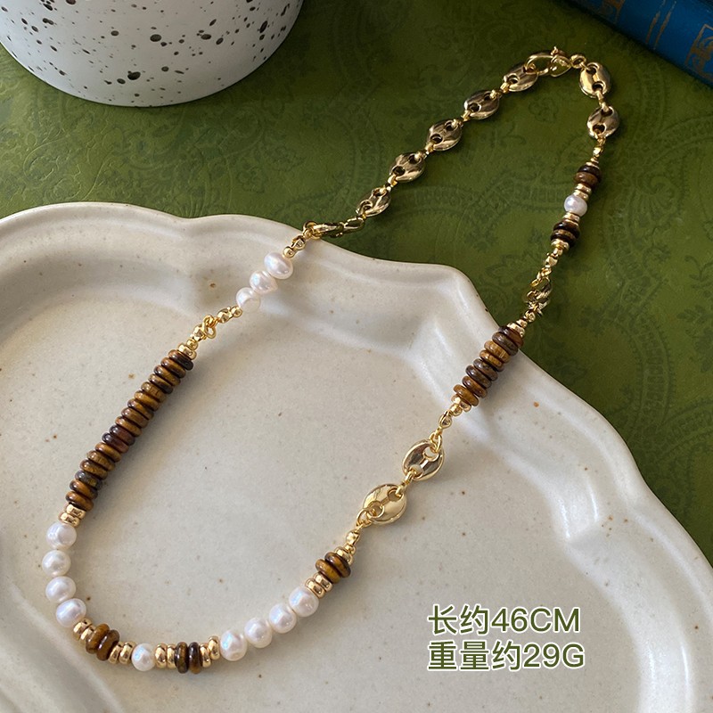 Collar con cuentas de ojo de tigre Maillard Cadena de suéter de otoño e invierno de alta calidad Acero de titanio Cadena de clavícula de piedra natural retro de lujo ligero