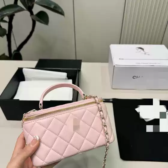 Classic Gold Label Quilted Sheepskin Box Bag, Versatile and Fashionable Shoulder Crossbody Bag, Handbag, Feminine and Mature Woman