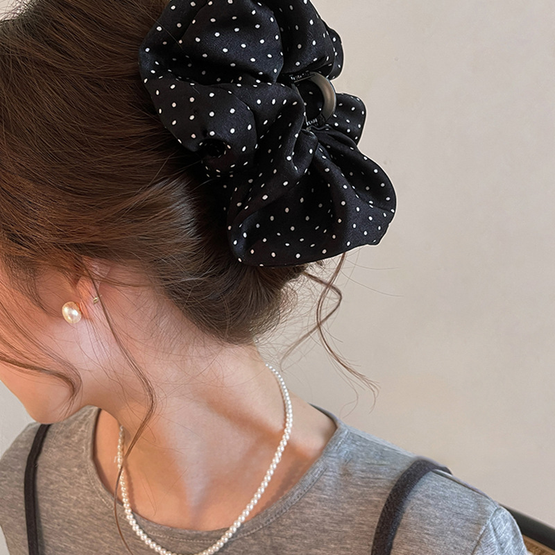 Pinza para el cabello de punto de onda plisada de flores de tela, personalidad coreana, clip de agarre simple y versátil, clip de tiburón, accesorios para el cabello de alta gama de nicho