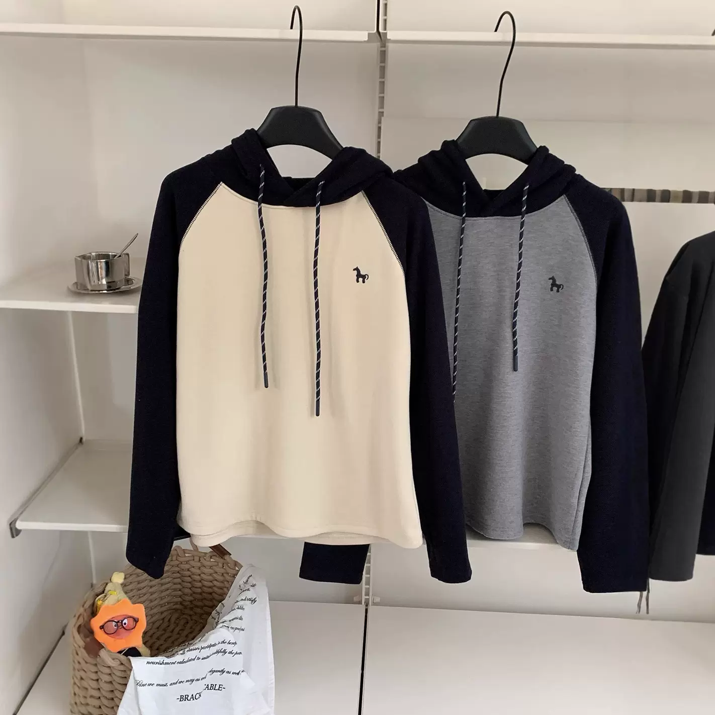 韩系小马刺绣拼接连帽长袖小众T恤女秋冬宽松修身显瘦打底衫上衣